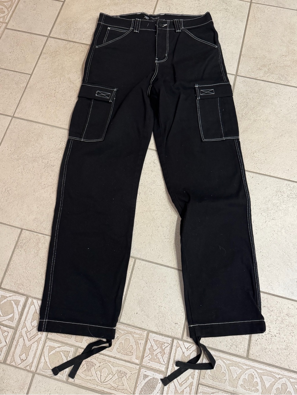 ZARA Black Cargo Jean Pants with Contrast Stitching - Size 30